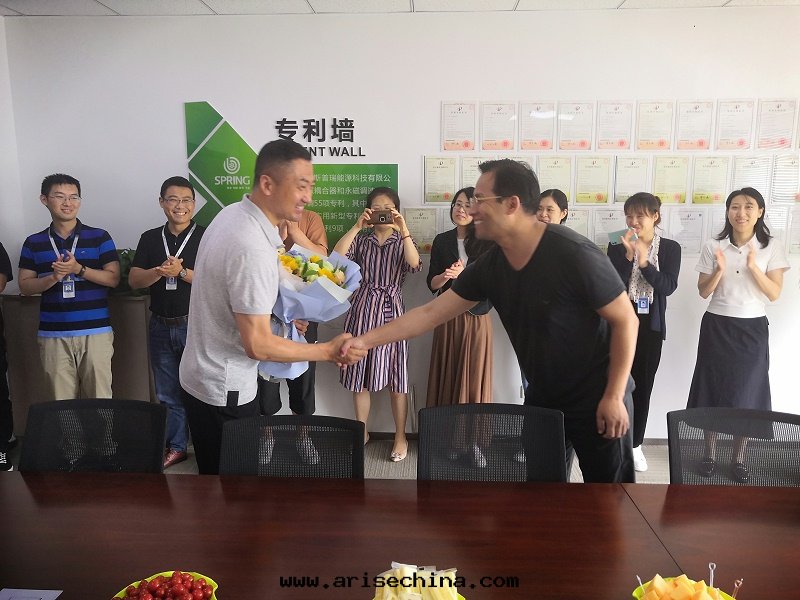 于(yú)鵬王總(zǒng)握手(shǒu)